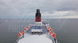 Пассажирский паром проходит между островами, пролетая над палубой. Viking Line Gabriella