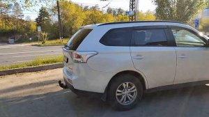 Тольятти. Хамло на Mitsubishi Outlander гос. номер У 799 КУ  на парковке