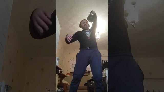 Утренняя энергия: зарядка с гирей для бодрого дня 💪