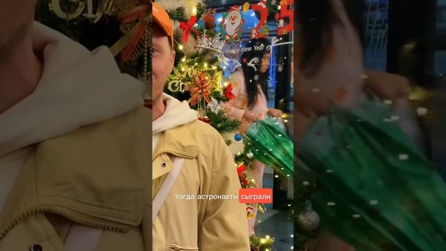 Девочка в пижаме?