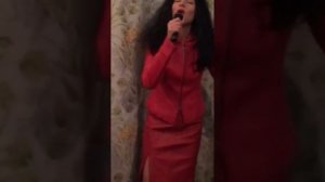в тысячу раз лучше! Шэр стоит нервно курит в сторонке.