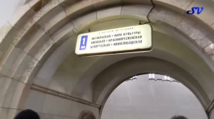 Борис Немцов раздаёт листовки в метро