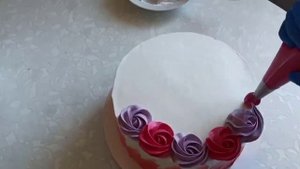 Как создавать кремовые цветочные узоры на торте