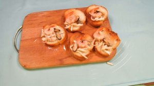 Быстрые бутерброды с мидиями кальмарами и креветками.