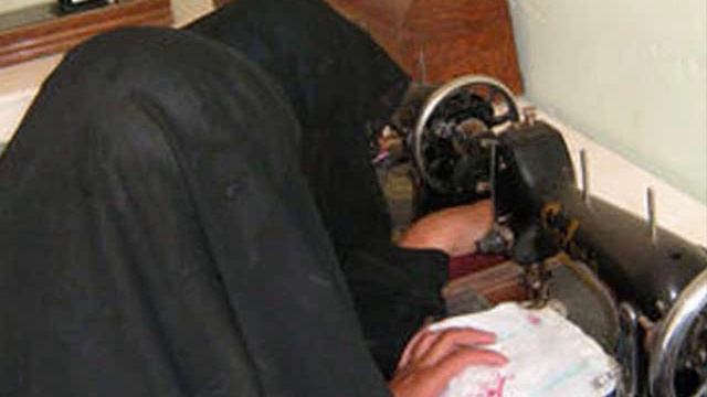 په خاورو کې زر: له مېرمنو څخه د نارینه وو ملاتړژباړنه: اقصی صدیقي смотреть онлайн