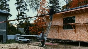 подъём металлочерепицы на крышу (таймлапс)