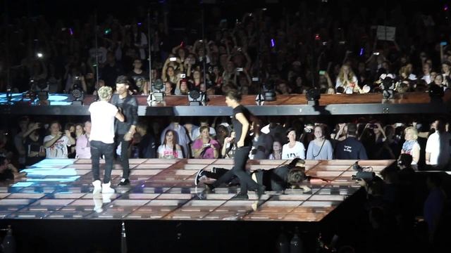 One Direction Twitter Question Berlin TMH Tour O2 Arena 11.05.2013 Swimming on the stage смотреть онлайн