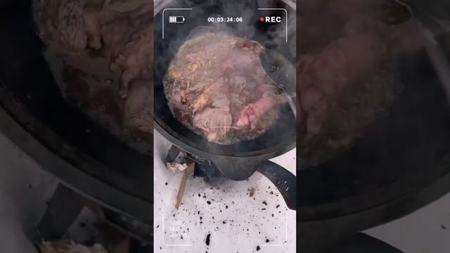 Готовим плов в казане на огне.