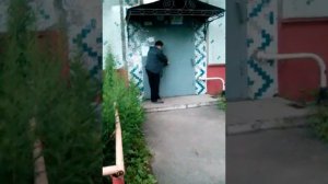 Голый пьяный мужик с ножом и без штанов.