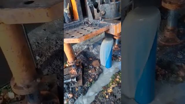 Самоизлив из скважины на песок в городе Кимры