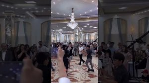 Патимат Кагирова танцует с мальчиками из ансамбля "Ватан".