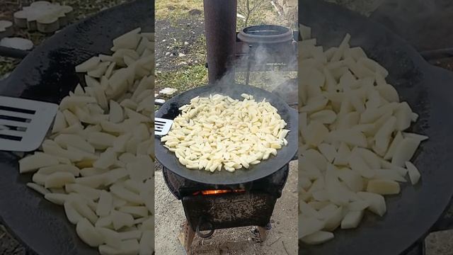 Картошка в садже на костре.