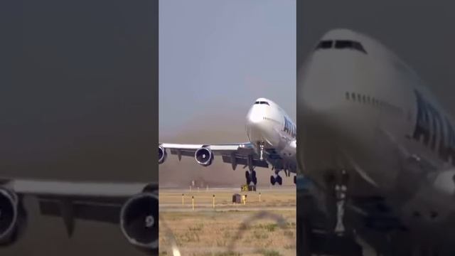 Взлетающий Boeing-747 срывает покрытие с прилегающей части ВПП