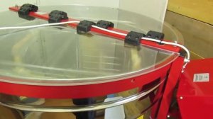 Качаем мед на медогонке " Лысонь"