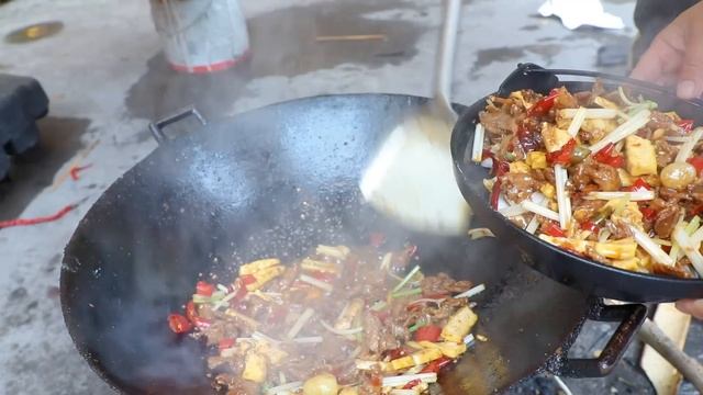 苗族特色干锅牛肉，又辣又麻，浙江小朱吃了都说好，拌饭又辣又香，第二天就难受了 #大口吃肉