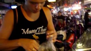 Как едят саранчу в Паттайе ноябрь 2011.AVI