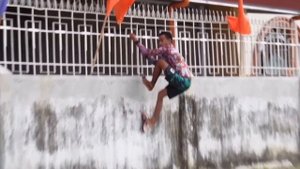 ПРАНК ЗЛАЯ ПЛЮШЕВАЯ СОБАКА ПУГАЕТ ЛЮДЕЙ