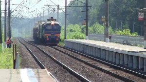 2М62У-0300А поддает дыма с хозяйственным поездом проезжая платформу Конев бор Московской ж.д.