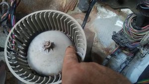 Чистка салонного вентилятора  и от чего может быть его вибрация ..