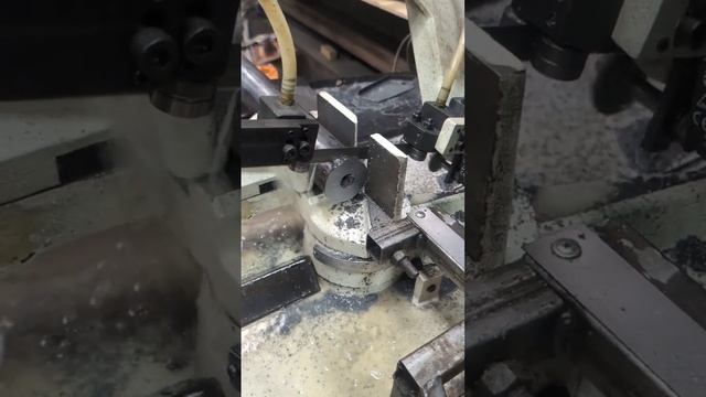 Нарезка шайб для колонн на ленточной пиле