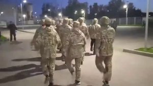 Курсанты на вечерней поверке поют песню