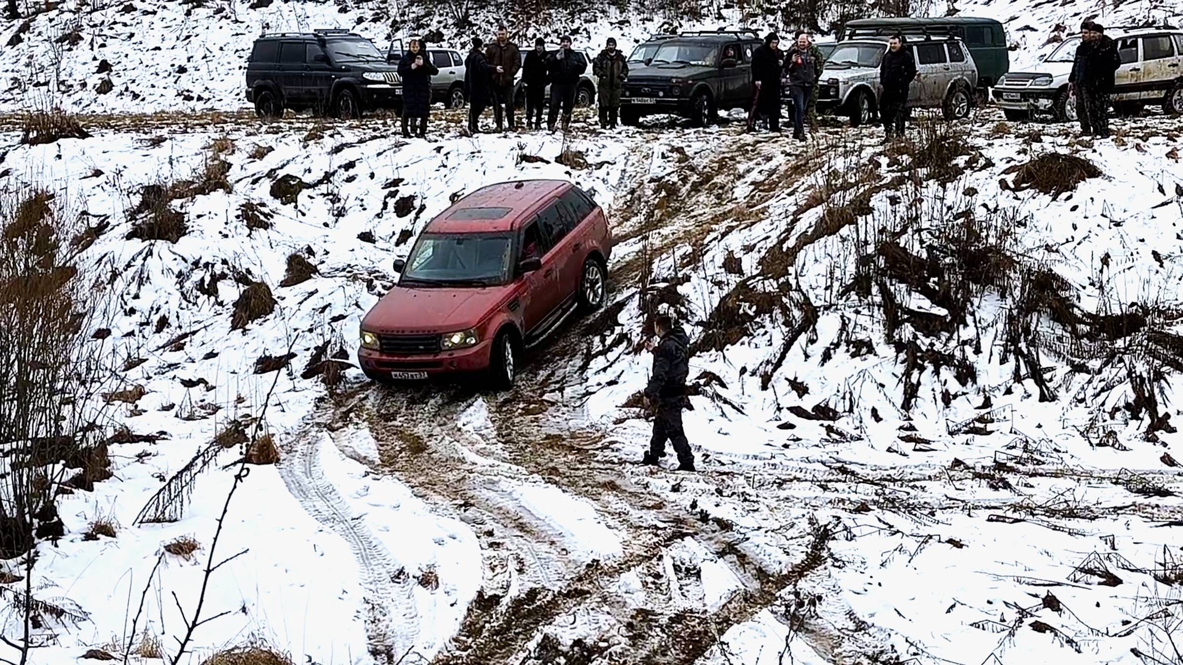 Range Rover пытается подняться по следам НИВЫ