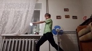 Несколько связок по карате ,как держать кулаки и стать в стойку