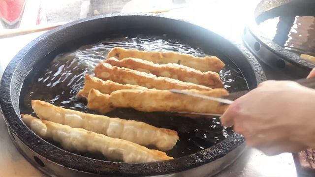 【南投埔里美食】普里鹹油條 - 鹹油條 製作 | 紅豆酥餅 製作 | 德式香腸鹹油條 | 煙燻雞肉鹹油條 | 紅豆酥餅 | 香酥蔥油餅（台灣街頭美食）