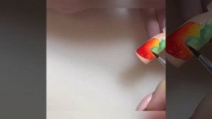 Рисуем клубничку на ногтях
