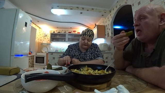 ВЛОГ/МУЖ СТРОЙНЕЕТ а МЕНЯ ЗАКАРМЛИВАЕТ/СЕМЕЙНЫЙ УЖИН с ЖАРЕНОЙ КАРТОШЕЧКОЙ с СОЛЕНЬЯМИ