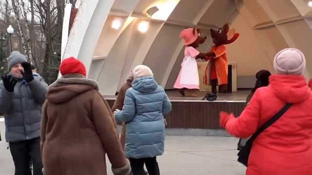 В КИЄВІ ГАРНІ МОЛОДИЦІ!💃🕺👍/ВЕСЁЛЫЕ ТАНЦЫ В ПАРКЕ ГОРЬКОГО ХАРЬКОВ ФЕВРАЛЬ 2021 смотреть онлайн