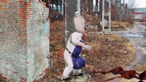 Мороженщик убегает от сиреноголового. Сиреноголовый против Мороженщика в реальной жизни!