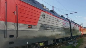 Тепловоз ЧМЭ3 3641 тащит электровозы ВЛ80с 1028/1042Б, 2ЭС5К 318 и тяговый агрегат ОПЭ1 374.