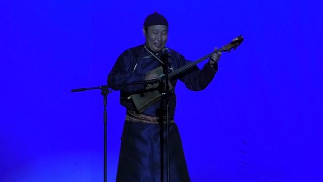 Барынмаа Айдаш исполняет тувинские частушки. Как всегда отличное горловое пение. throat singing. смотреть онлайн