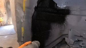 VOLVO S 40. Пескоструйка и обработка днища напыляемым герметиком.