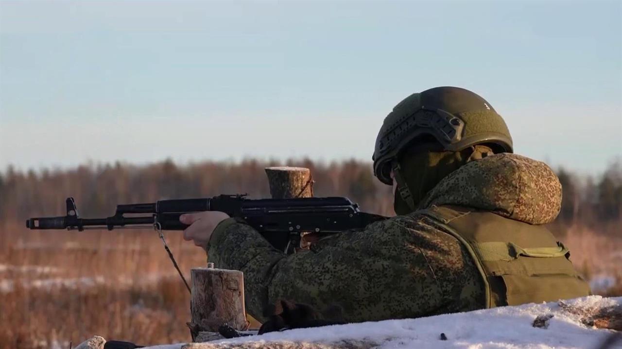 Ежедневно в пункты отбора на военную службу приходят сотни добровольцев, пополнить ряды защитников.