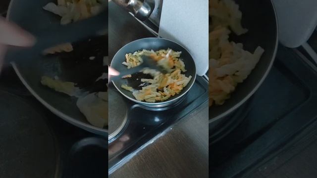 жареные макароны с яйцом