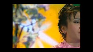 Дилнура Кодиржонова куйлайди.