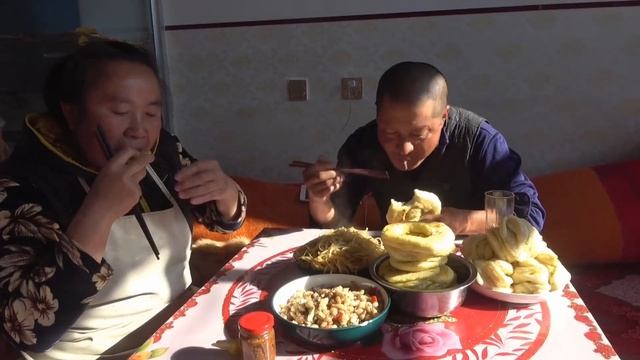 老爸閒不下來又乾啥？蒸花卷烙餅子，配上土豆絲，生活真美好【泥土大黑】