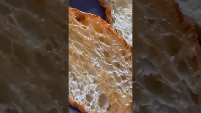 Берём круассанчик. Разрезаем его напополам. Обжариваем. Без добавления масла. Кладём сырочек