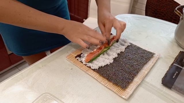 Готовим суши 🍣 с красной рыбой огурцом 🥒 рисом 🍚 смотреть онлайн