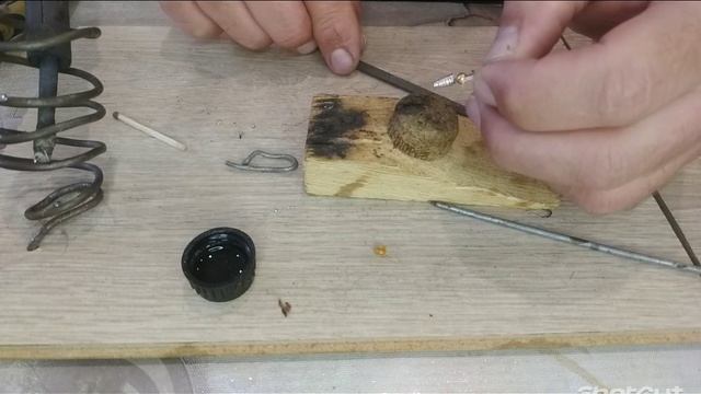 Мормышка похожая на веснянку из медной проволоки и металлического шарика