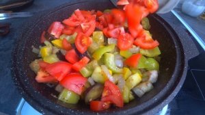 Овощное соте с куриной грудкой .