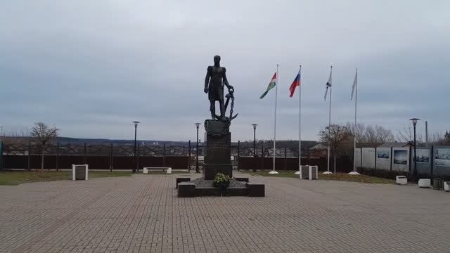 Моря нет, адмирал есть. Гуляю в Боровске. Памятник адмиралу Сенявину.