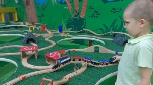 Играем на детской площадке с паровозиком