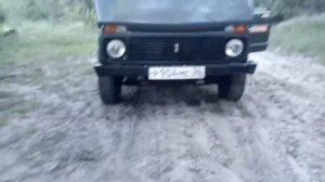 Нива едет через очередную лужу.