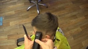 Техника "машинка на расческе" позволяет создавать плавные переходы между длинами волос без насадок.