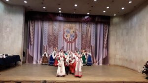 Вдоль по улице молодчик идёт.