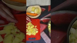 Тушеный кабачок с картошкой. Очень вкусно.