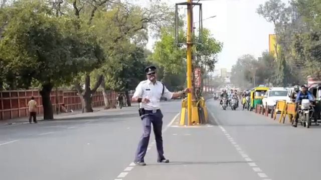 Indore's Moonwalking Cop Is Literally Traffic-Stopping | GQ India смотреть онлайн